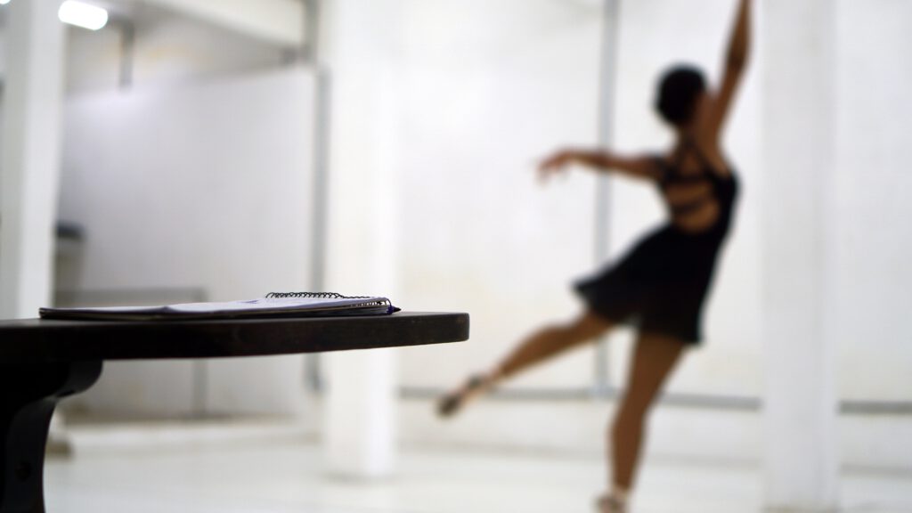 Dancer practising a Tanztheater exercise